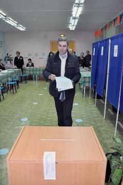 Олег Макаров голосовал за прогресс.Свой выбор сделали выборы-2011 