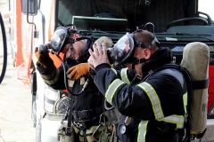 Полная боевая экипировка пожарного в весе может достигать 10 кг.Вместо звонка — тревожная сирена Безопасность 