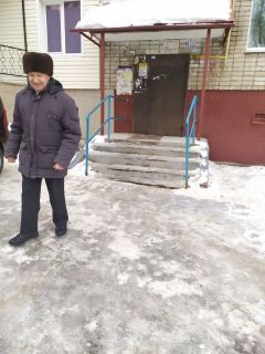Николай Кулешов недоволен, как очищают от снега и льда территорию у подъезда. Фото Екатерины ШВАРГИНОЙЛедниковый период