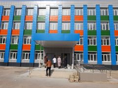 На обновленном фасаде оранжевыми плитками выложена надпись “Школа 5”. Новая школа – с понедельника! капремонт 