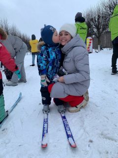 Мама Елизавета и ее маленький победитель 3-летний Костя.Домчались к победам. Каждый 16-й новочебоксарец с лыжами на “ты” Лыжня России-2023 