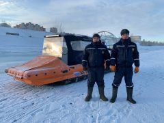 Спасатели спасательной станции “Новочебоксарская” Радик Садетдинов  (справа) и Никита Панфилов, которые 2 декабря спасали рыбаков с оторвавшейся льдины.Не ради того, чтобы рыбку съесть рыбаки зимняя рыбалка МЧС спасатели 