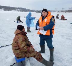 Начальник спасательной станции ГК ЧС Чувашии Николай Систейкин беспокоится о безопасности рыбаков на хрупком весеннем льду.Лед тронулся, а рыбаки сидят рыбаки зимняя рыбалка 