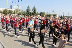 Традиционную “Зарядку со звездой” для сотен новочебоксарцев провел мастер спорта международного класса по спортивной аэробике Алексей Германов. Предъюбилейный праздник. Дружба и спорт объединяют новочебоксарцев День города Новочебоксарска 