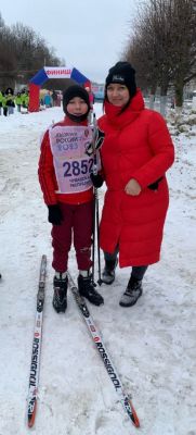11-летний Арсений Шакин из школы № 10 победу посвятил бабуле.Домчались к победам. Каждый 16-й новочебоксарец с лыжами на “ты” Лыжня России-2023 