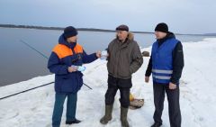 Юрий Каргин (слева) и сотрудник ГО МЧС Владислав Дмитриев (справа) оценивают ледовую обстановку, раздают рыбакам памятки о правилах безопасности на льду.Лед тронулся, а рыбаки сидят рыбаки зимняя рыбалка 