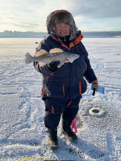 Осторожный рыбак 63-летний Аркадий Михайлов.Не ради того, чтобы рыбку съесть рыбаки зимняя рыбалка МЧС спасатели 