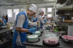Рабочая атмосфера на кухне: женщины готовят нам сладкую жизнь.Планета сладких женщин  Человек труда 