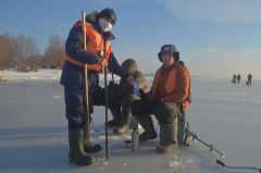 Отчаянные. Любители отдохнуть на льду рискуют жизнью  безопасность на льду Безопасность 