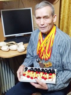 Вениамин  Тимофеевич ВАЖОРОВ — многократный  победитель  и призер  соревнований  по шашкам  и шахматам.  Крепкий телом, разумом силен Активное долголетие 