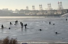 Самые отчаянные рыбаки — они почти на середине Волги, рядом открытая вода.Отчаянные. Любители отдохнуть на льду рискуют жизнью  безопасность на льду Безопасность 