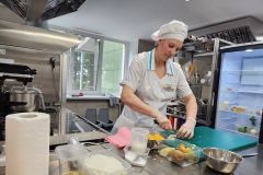 Из-под ножа Валентины Шумовой появляются кулинарные шедевры. Теперь о них узнает вся страна. Фото Минобразования ЧувашииЧто на обед?