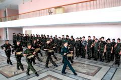 Барабанщицы детской полицейской академии готовятся к Дню Победы