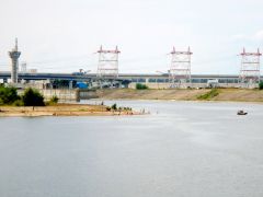 В подходном канале Чебоксарской ГЭС купаться запрещено. Но покрытая тиной бетонка из года в год продолжает привлекать новочебоксарцев.Последнее слово утонувшего. Вода не прощает пренебрежения Школа выживания Полоса безопасности 