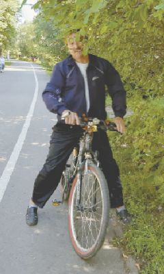 Ветки опасны для проезжающего велосипедиста. Фото автораВелоквест по городу: спасти глаз, не раздавить помидоры Проверено на себе Комфортная среда велодорожки 