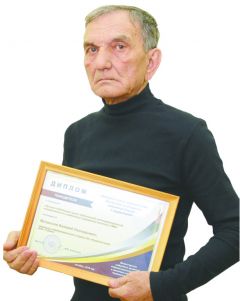 Журналист газеты “Грани” Валерий Мутрисков с дипломом за лучшую публикацию.По коррупционерам журналистским пером
