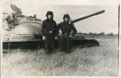 С.Костров (справа) с наводчиком у Т-54. Фото из архива С.КостроваТанкист-целинник Дембельский альбом 