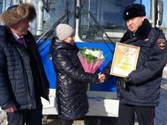 Цветы - прекрасным водителямГИБДД Чувашии подарила цветы женщинам-водителям троллейбусов ГИБДД праздник 8 марта 