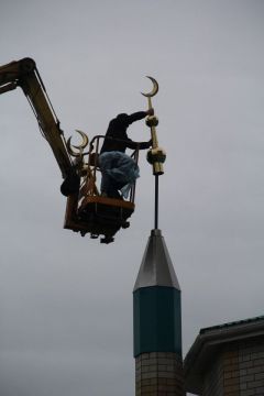 2ujruJyMG3Y.jpgМечеть Новочебоксарска украсили золотые полумесяцы мечеть 