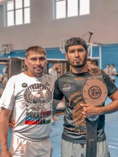Новочебоксарский боец MMA Мухаммед ЮСУПОВ с тренером  Юрием РумановымПоясов много  не бывает