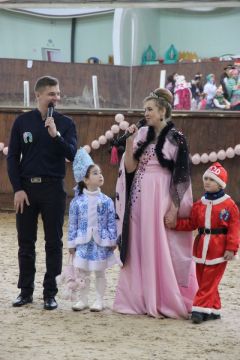 Новый год на “Зимней подкове”. Ведущая праздника Вероника Култакова и ее маленькие помощники.К победе на коне!