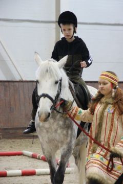 Участников на соревнованиях страхуют волонтеры — учащиеся конноспортивной школы. Фото автора К победе на коне!