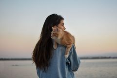 Исследование: 93% мужчин лайкнуло бы женское фото с котом
