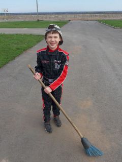 7-летний Дамир Хусаинов очень рад возможности тренироваться на набережной, готов даже сам приводить её в порядокКартингистам Новочебоксарска разрешили тренироваться на набережной картинг 
