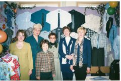 Одна из первых республиканских выставок, на которых фабрика “Элита” представила свою продукцию. Год 1999Эксперты мужской сорочки. Новочебоксарской швейной фабрике “Элита” 30 лет