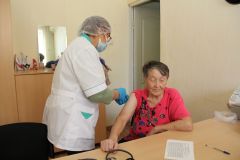 81-летняя Нина Белоусова пришла на прививку, посмотрела и выступления коллективов.Бывших комсомольцев не бывает День рождения комсомола 105 лет ВЛКСМ 