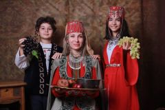 Армянская семья из Чувашии привлекла внимание на международном конкурсе с национальным костюмом
