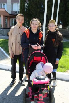Анастасия ФРОЛОВА с детьми Ярославом, Ульяной и ЕвангелинойМы — народ-победитель