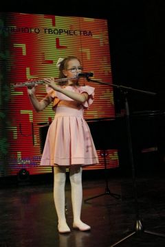 Аня — призер международных и всероссийских конкурсов инструментального исполнения, она участвует в них наравне со слышащими детьми.Музыка живет в моем сердце