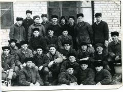 Бригада Ивана Бахтина (крайний справа) в 1962 году.  Фото из архива Ивана НиколаеваКак Евгений Царев попал в историю Ностальгия Первостроители 