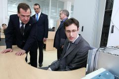 В лаборатории ООО “НПП “Экра”. Фото www.kremlin.ruТалантами Россия  не оскудеет Президент России Дмитрий Медведев 