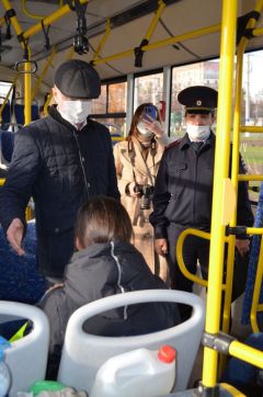Обязательное ношение масок в общественном транспорте предусмотрено указом Главы Чувашии от 20 июня 2020 года.Масочный режим обязателен для всех #стопкоронавирус 
