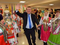 Узбек Абдували Ергашев вместе с чувашским фольклорным коллективом приветствует гостей.Навруз – весенний Новый год Навруз Моя Держава 