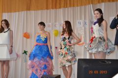 Надежда Михайлова (крайняя справа) в платье из “Граней”. Фото А.даниловаГазету можно  не только читать... ЧХМТ 