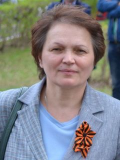 Валентина Петрова, директор школы № 5 Новочебоксарска.Со слезами на глазах День Победы 