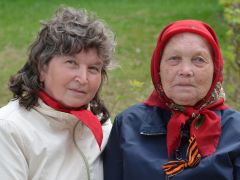 90-летняя Александра Васильевна Иванова (справа) и ее соседка Полина Чернова-Иванова.Со слезами на глазах День Победы 