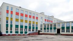 Новый фасад школы № 3.Директор третьей Любовь ОБРУБОВА: Работать в такой школе — клёво! 