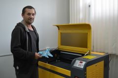 Преподаватель Олег Иванов научит вырезать на специальном лазерном станке детали моделей самолетов.За кружок по рисованью тоже все голосовали ЦРТДиЮ 