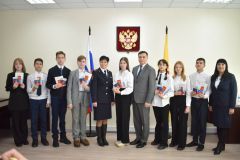  Накануне Дня Конституции юные жители Чебоксар получили главный документ День Конституции РФ паспорт гражданина России 