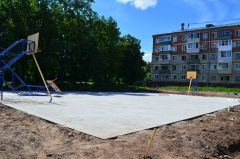 Рядом с беговыми дорожками школы № 2 будет оборудована новая баскетбольная площадка.Кому капремонт, кому — приемка