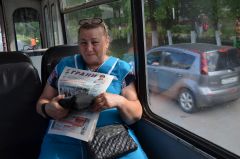 У Любови Ильиной многие пассажиры — читающие. И она, глядя на них, знакомится с новостями в газете “Грани”. Фото автораПо дороге с книжкой