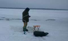 Один уже искупался в этой промоине...  Фото Юрия КАРГИНАБеспечность  наказуема рыбаки лед 