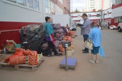 Для оптовой торговли овощами на рынке “Новочебоксарский” отвели тупик, куда мало кто заглядывает.  Фото Регины МАКСИМОВОЙКартошечка по сходной цене сельскохозяйственная ярмарка Дары осени 