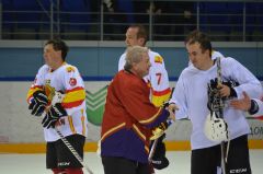 Дмитрий Зубов благодарит за игру команду Кабинета Министров ЧР.Хоккей на высшем уровне  хоккей 