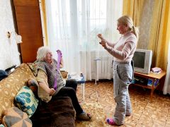 Два года в Центре соцобслуживания реализуется проект “Санаторий на дому”. Оксана Матвеева занимается со своей подопечной Ниной Павловной.Милосердие как образ жизни 8 июня — День социального работника 