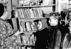 Обзор книг проводит библиотекарь Лидия Ершова. Фото сделано в помещении библиотеки по б. Зеленому, 16Книжкины друзья. Детско-юношеской библиотеке Новочебоксарска исполнилось 50 лет библиотека 